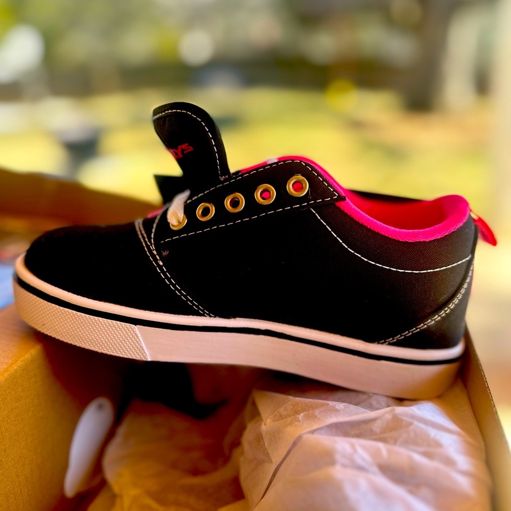 Heely’s wheeled shoe Black and Pink youth size 1